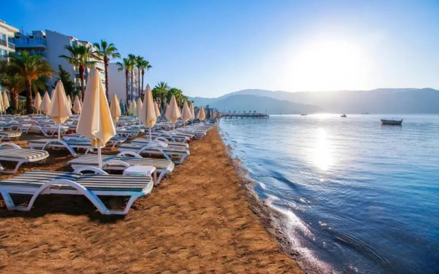 Aurasia SeaSide Hotel