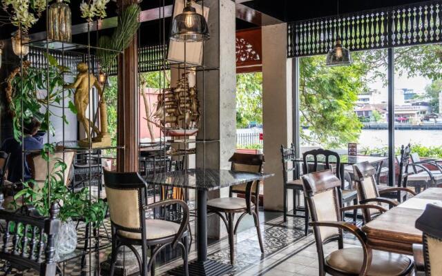 Amdaeng Bangkok Riverside Hotel