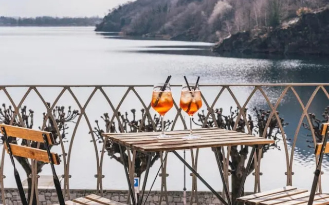 Elide B Tastefully Furnished Apartment Lakefront