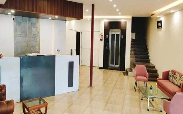Fabhotel Lazeeno