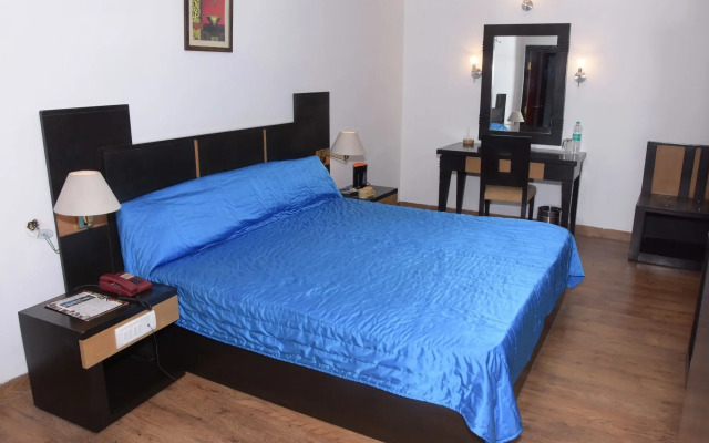 8fold-Pinecrest By LaRiSa, Bhimtal