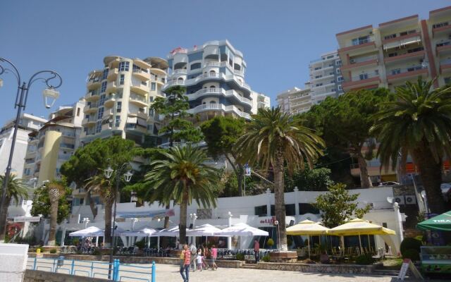 Monte Cristo Hotel with Rooftop Pool