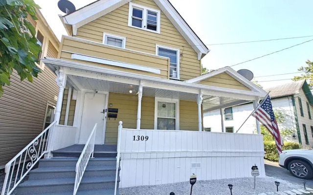 Niagara Falls Getaway: Perfect Place To Unwind 2 Bedroom Home by RedAwning