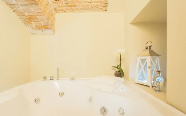 Romantic Escape City Centre With Jacuzzi & Parking
