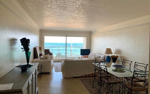 Sea View Flat, beach access by GuestReady