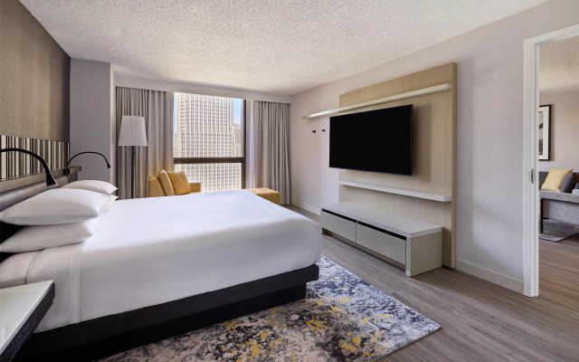 Hyatt Regency Chicago - Image 6