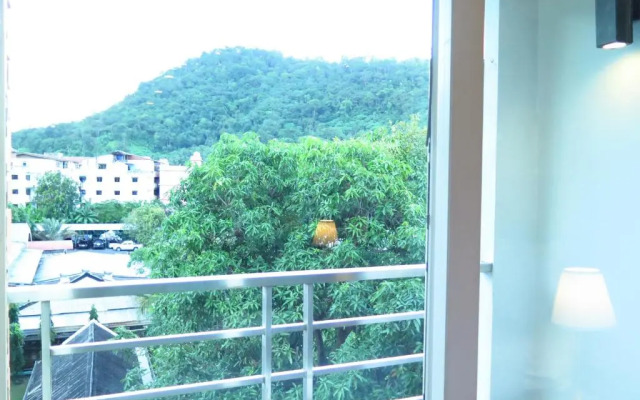 6-39 - 2 Bdr Condo With Balcony and Shared Pool