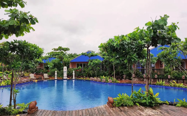 Mayfair On Sea, Morjim Beach