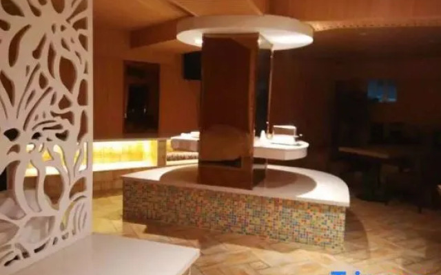 Tianfu Hotel (Yichun Lindu Wood Sculpture Park)