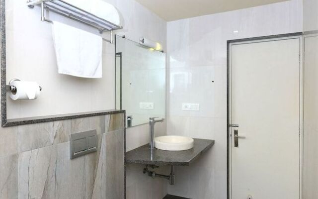 OYO 5319 Hotel Navaratna