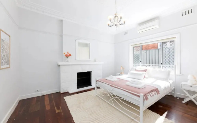 Beautiful 3BR Family Home With Backyard and BBQ