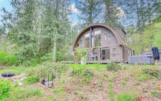 Riverfront Skykomish Cabin w/ Private Hot Tub!