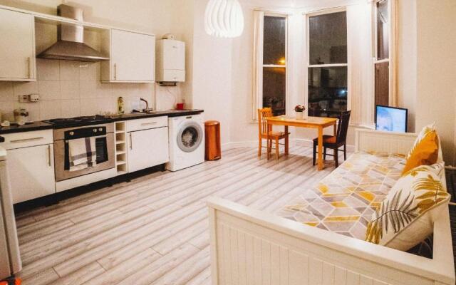 Cosy Apartment in Safe Area