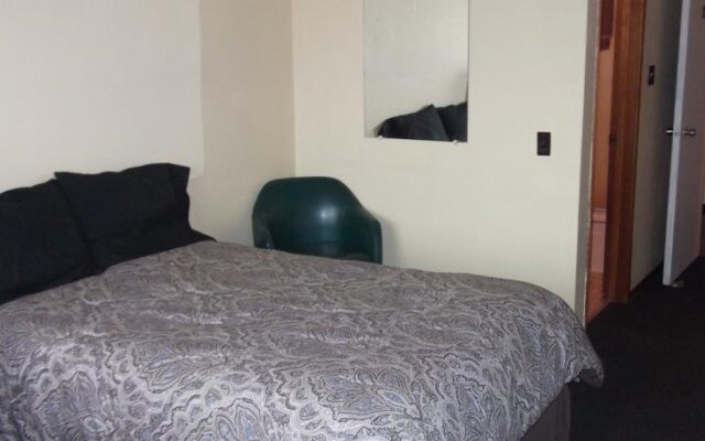 Quinsam Hotel