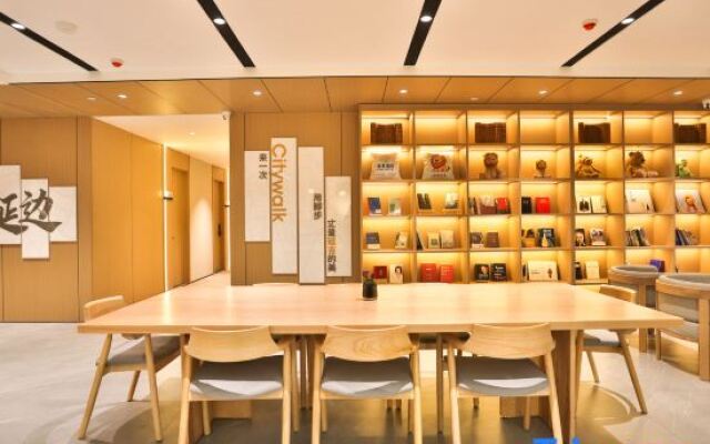Lion Designer Hotel (Yanji Yanbian University Normal Branch)