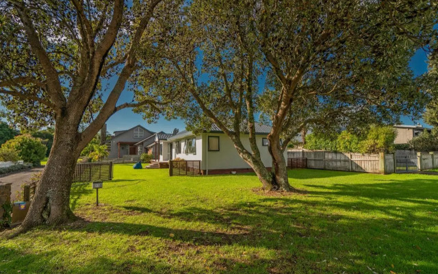 Sunlight Bach - Whitianga Holiday Home