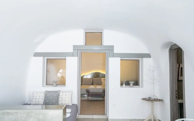 Fira-cave-sleeps 13-parking-pool-pet Friendly