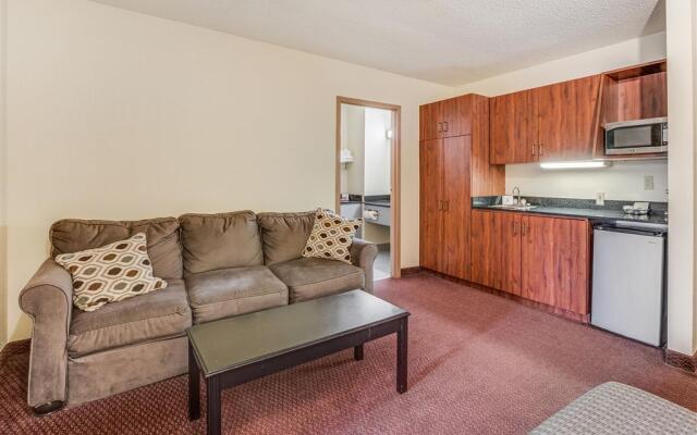 Econo Lodge Whitehall near Michigan's Adventure