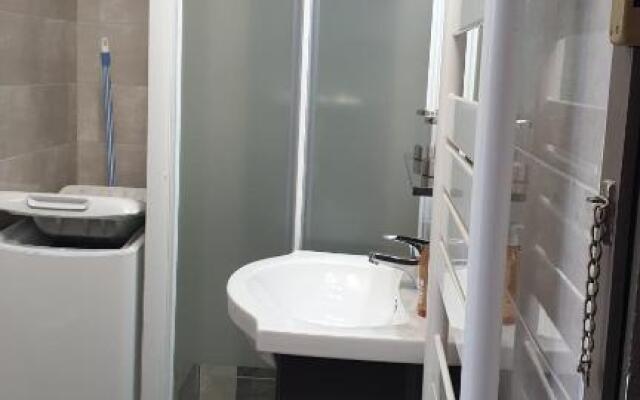 Garden and beach sea view apartment Cannes