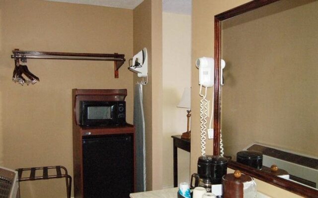 Golden Manor Inn & Suites