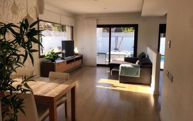 R127 Moderna villa cerca del mar