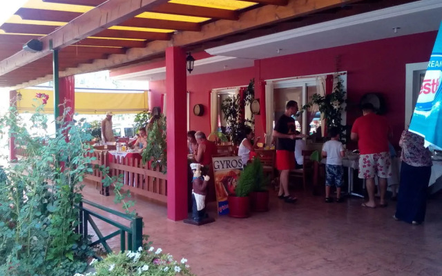 Damia Hotel & Apartments