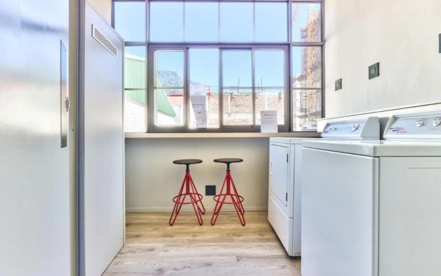 Upmarket East City Apartment w views