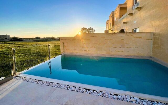 Amazing 4 Bedroom Holiday Home With Infinity Pool