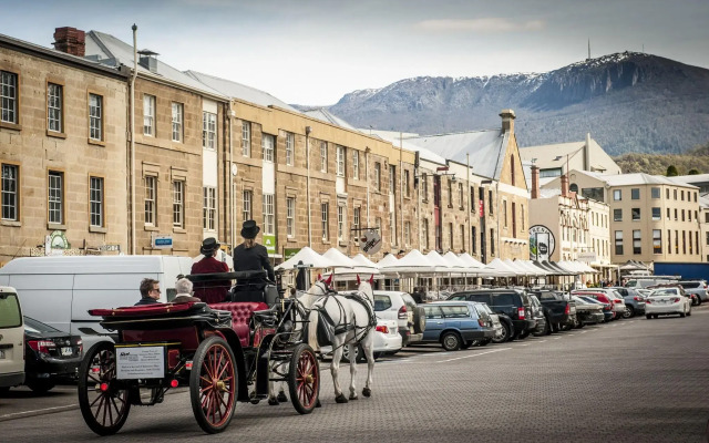 Hadley's Orient Hotel