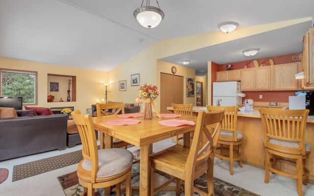 Suite Serenity 3 Bedroom Condo by NW Comfy Cabins by RedAwning