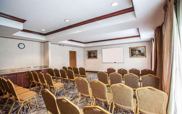 Comfort Suites Near University