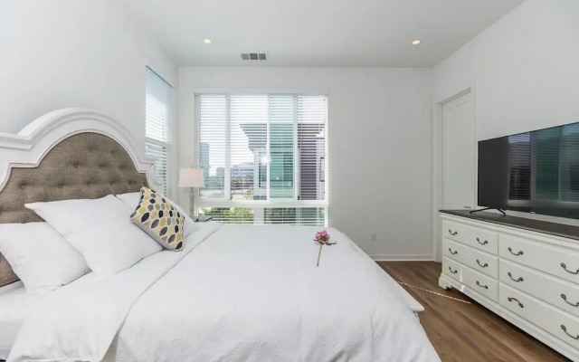 Master Bedroom With King Bed Central Location