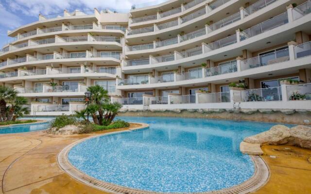 Apartment with pool-Hosted by Sweetstay