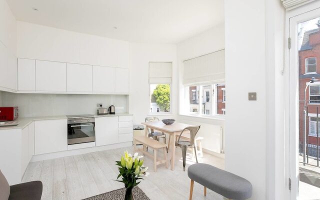 Stunning 2BR Home in West Kensington W/balcony