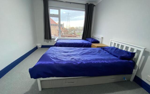 Harewood Lodge - Single and Double Rooms Self Serve Apartment