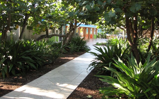 Colony Hotel & Cabaña Club