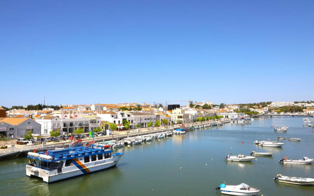 Beautiful Town Centre Apartment with Shared Pool