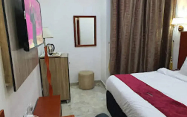Time Oak Hotel and Suites Royale