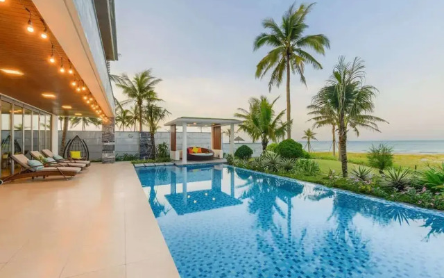 Luxe 6BR Beachfront Villa: Group Getaway Haven