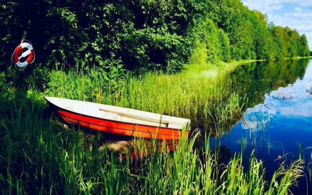 Tranquil Lakeside Cottage Retreat