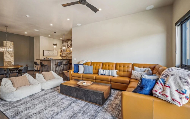 The Crowne Summit 6 Bedroom Home