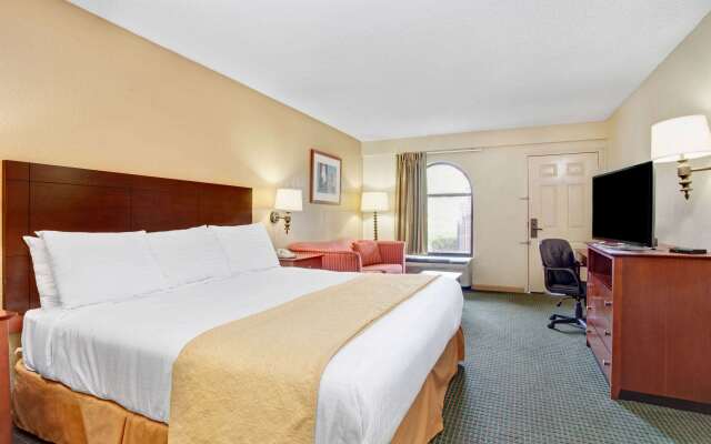 Days Inn & Suites by Wyndham Stockbridge South Atlanta