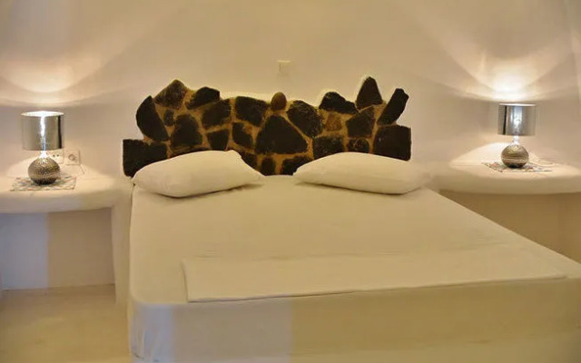 Fira White Residence