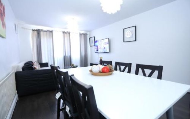 Beautiful 3 Beds House - Thamesmead