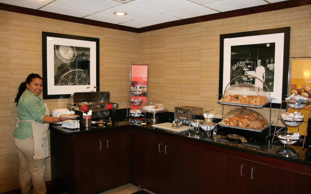 Holiday Inn Express Newark Airport Elizabeth by IHG