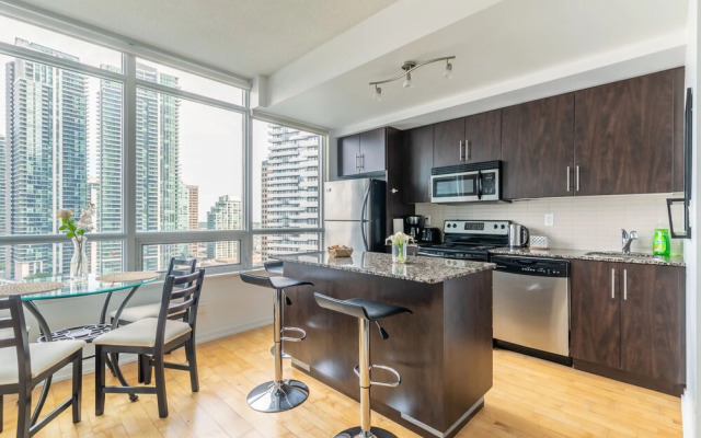 GLOBALSTAY. Maple Leaf Square
