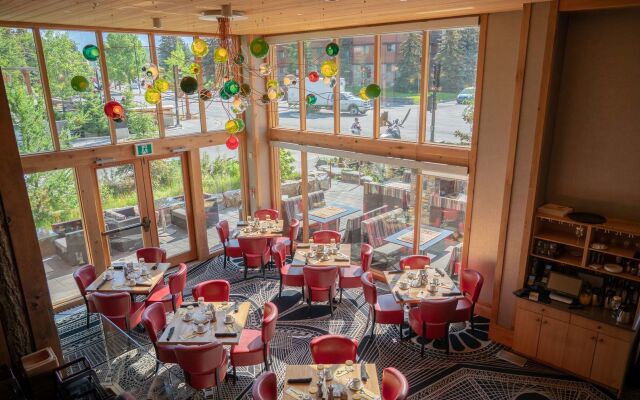 Moose Hotel And Suites