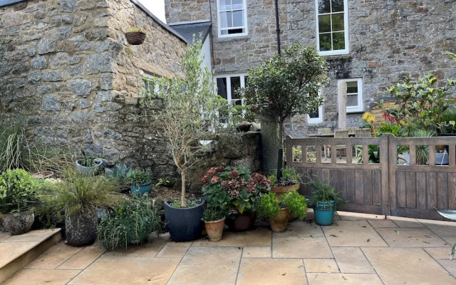 The Vicarage Newlyn 1 Bed River View Parking