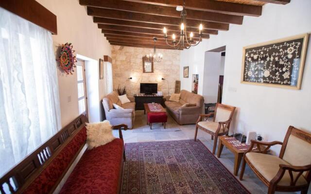 Droushia Corner House