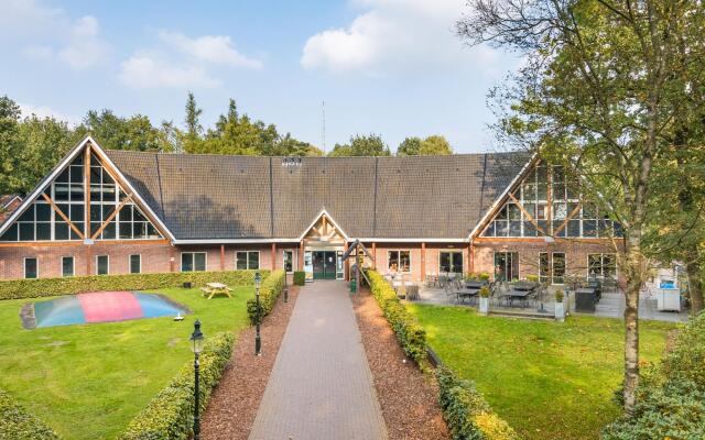 Comfy Holiday Home in Hooghalen with Bubble Bath